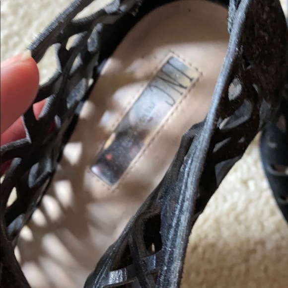 Beautiful lace look heels - Picture 3 of 6